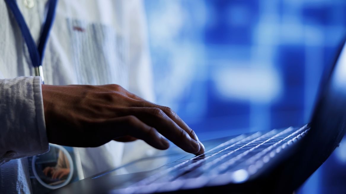 Building Secure and Compliant Healthcare Platforms: Architecture for Traceability and Control